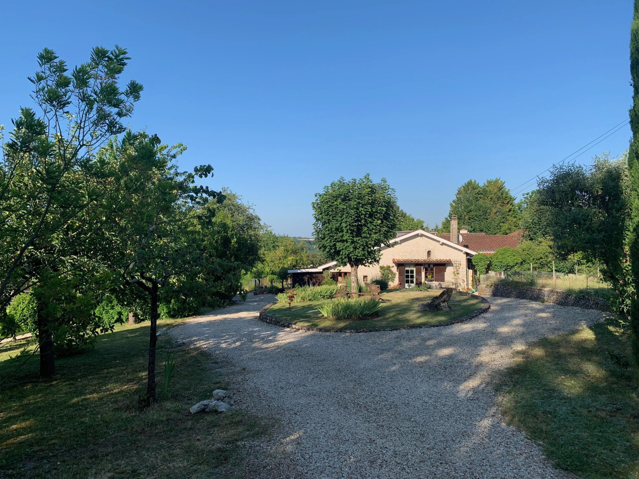 Beautifully presented 3 bed House, 2 Bed Guest House,  Pool, and Barn, Poitou-Charentes – France – BVI85381