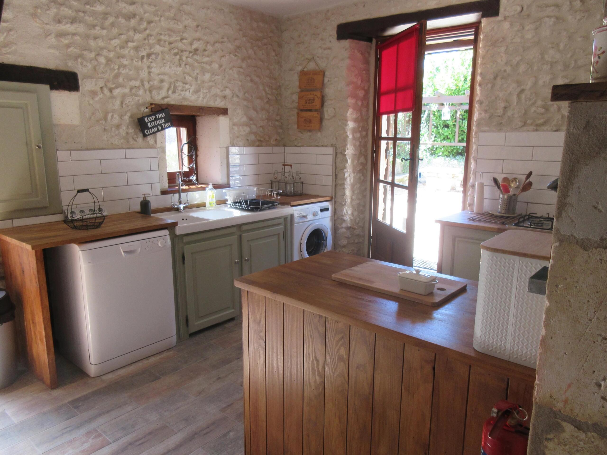 Beautifully presented 3 bed House, 2 Bed Guest House,  Pool, and Barn, Poitou-Charentes – France – BVI85381