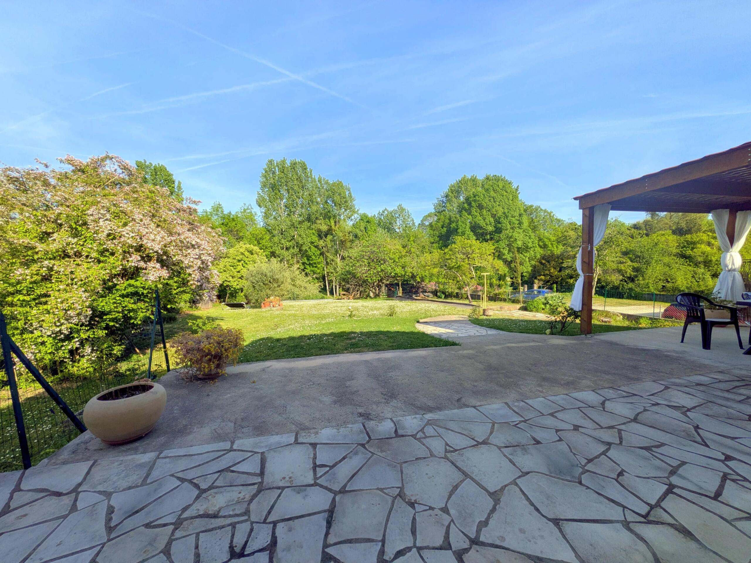3 bed house plus 2 independent guest accommodations, Poitou-Charentes – France – BVI85419