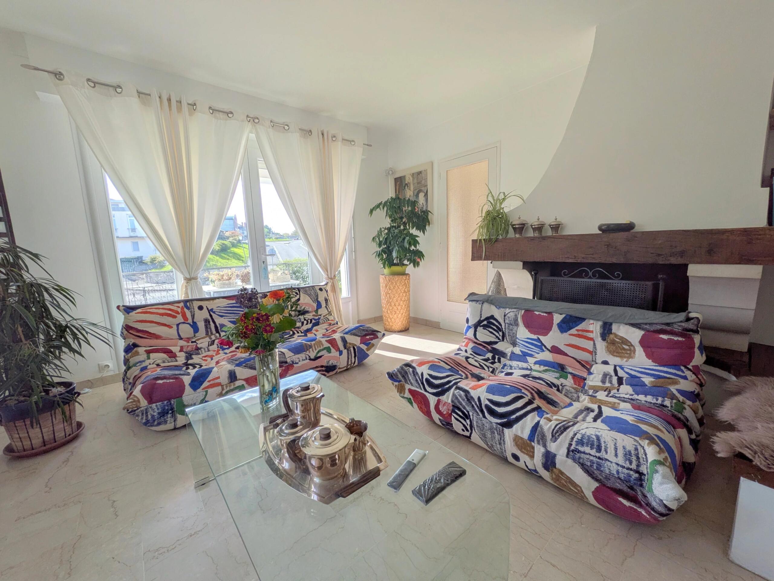 3 bed house plus 2 independent guest accommodations, Poitou-Charentes – France – BVI85419