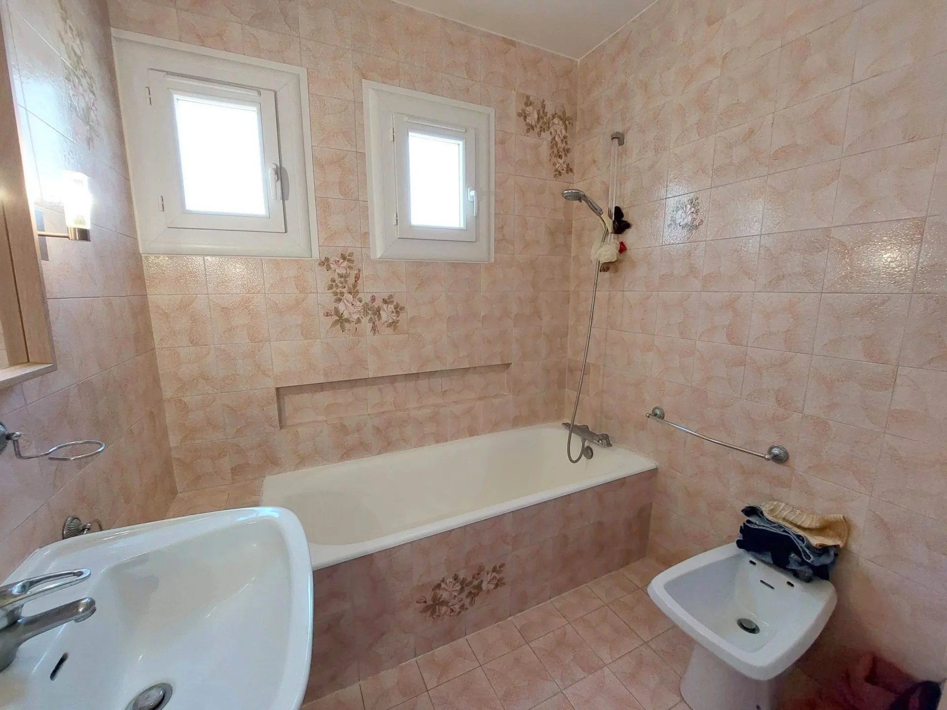 3 bed house plus 2 independent guest accommodations, Poitou-Charentes – France – BVI85419