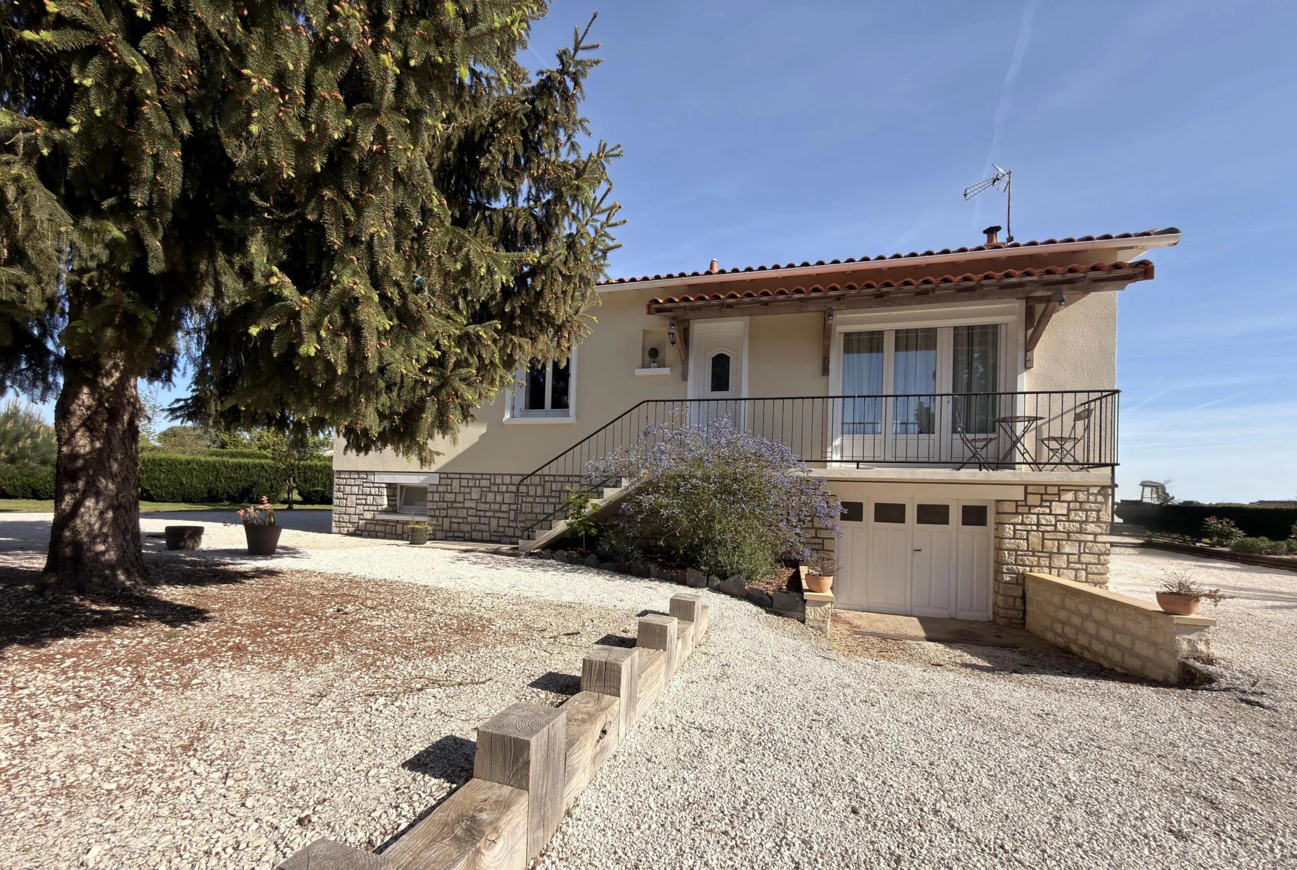 Superb renovated single-storey home with enclosed garden and large basement, close to Ruffec, Poitou-Charentes – France – BVI85432