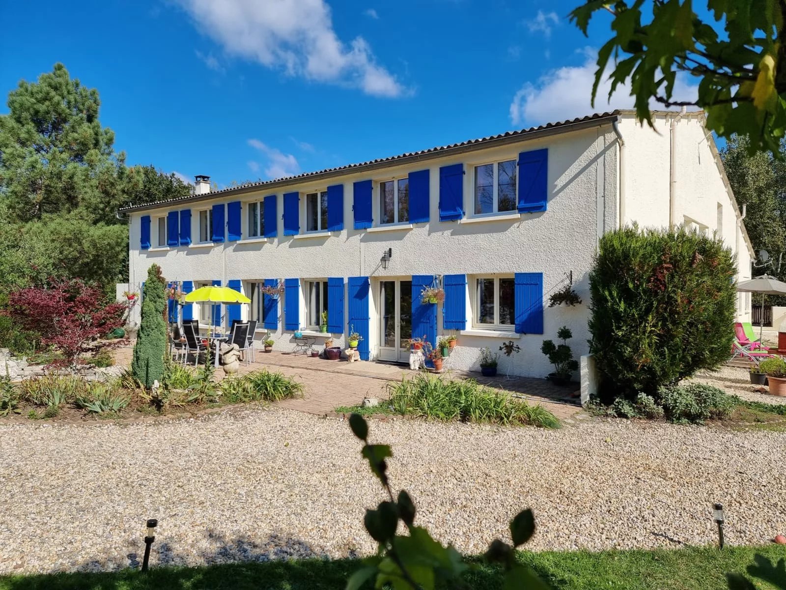Fabulous refurbished 6 bedroom, 5 bathroom house 2 gites and 2 lakes, Poitou-Charentes – France – BVI81621
