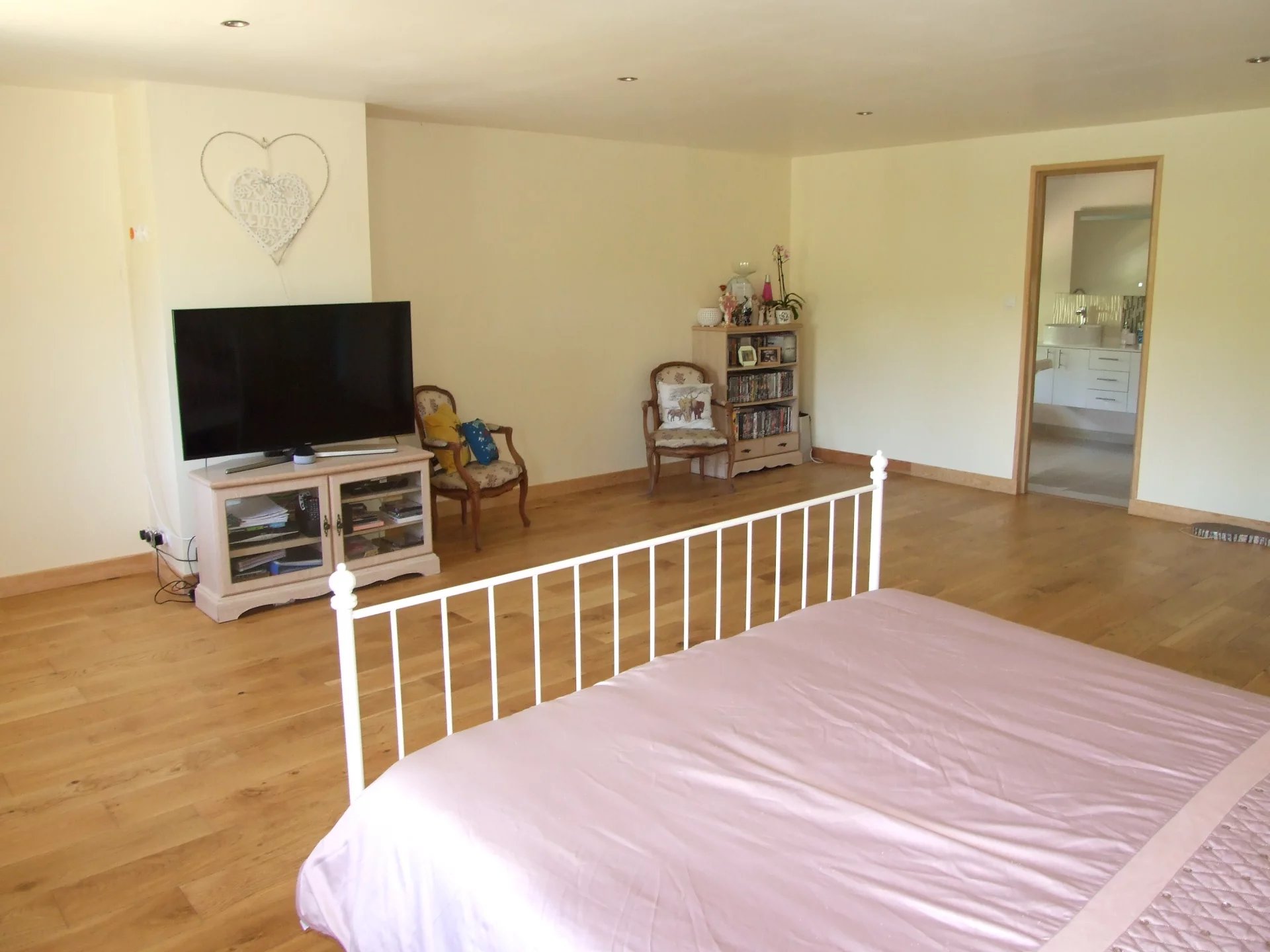 Fabulous refurbished 6 bedroom, 5 bathroom house 2 gites and 2 lakes, Poitou-Charentes – France – BVI81621