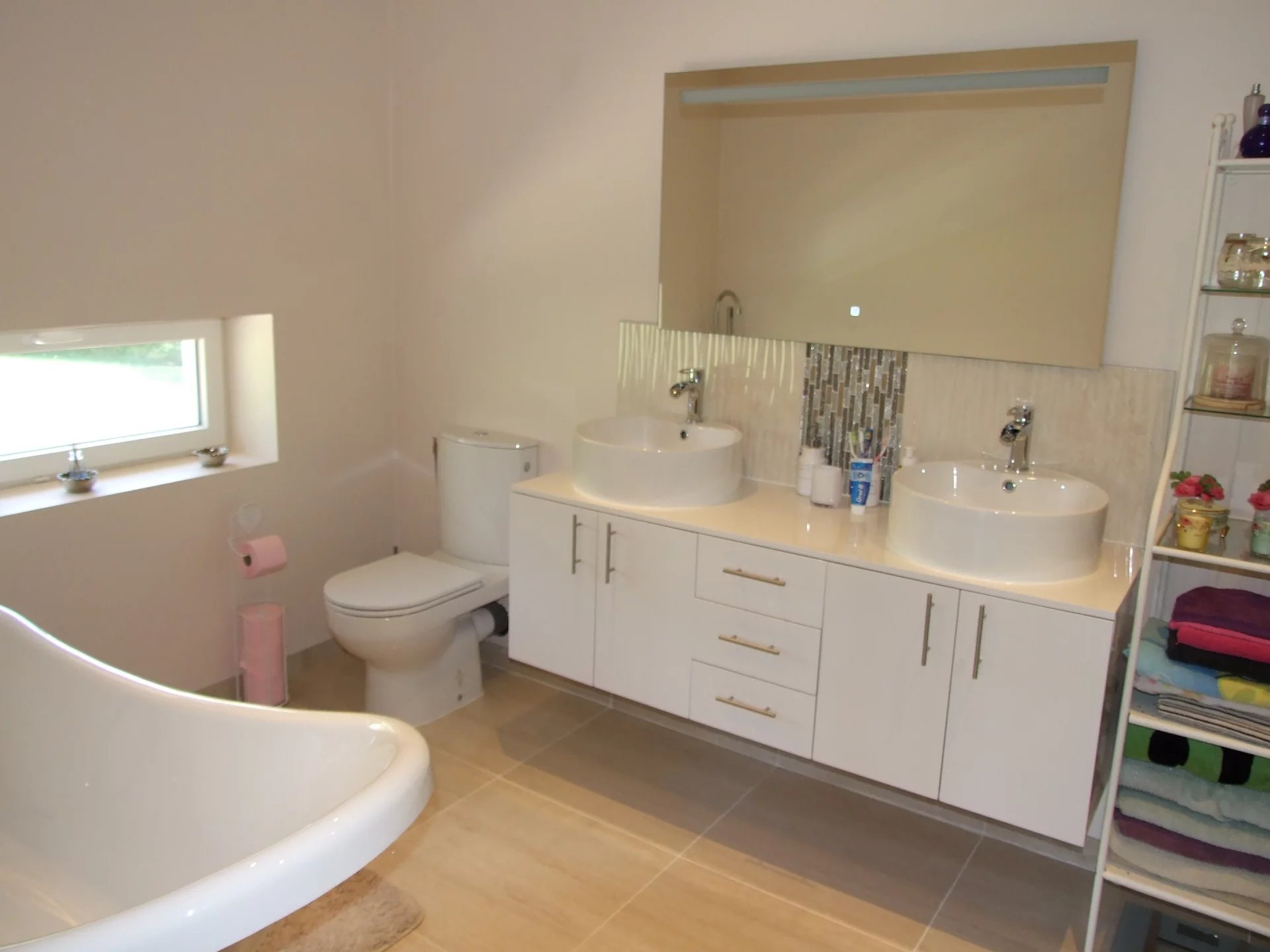 Fabulous refurbished 6 bedroom, 5 bathroom house 2 gites and 2 lakes, Poitou-Charentes – France – BVI81621