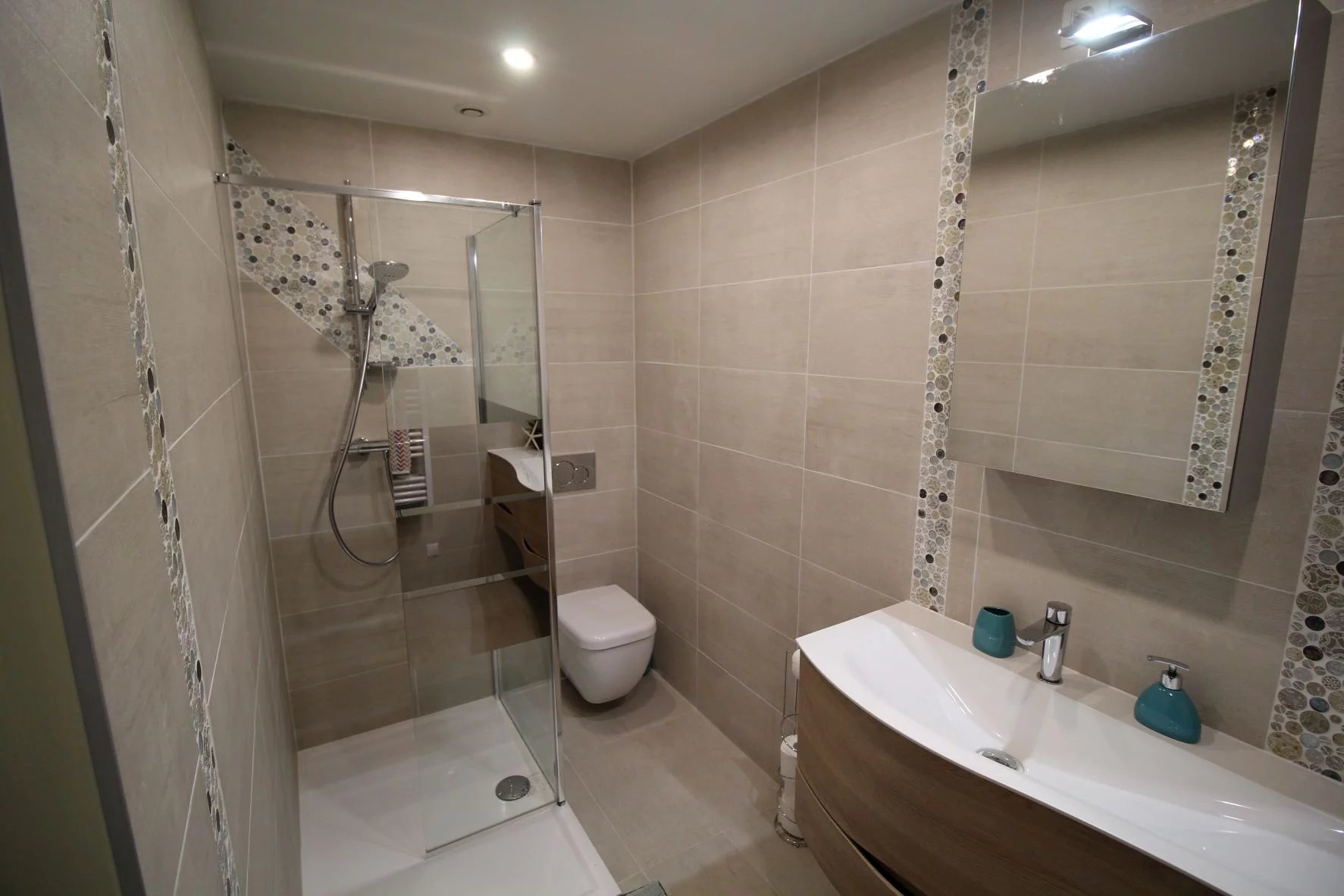 Fabulous refurbished 6 bedroom, 5 bathroom house 2 gites and 2 lakes, Poitou-Charentes – France – BVI81621