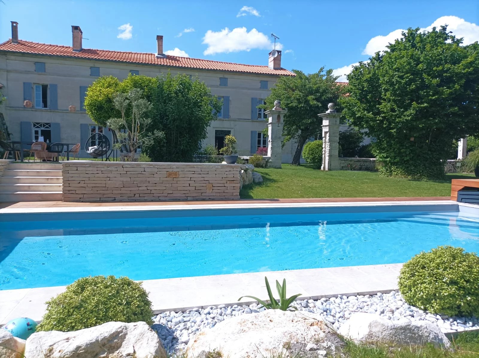 Charming property with guest house, barn, and swimming pool – Strong potential!, Poitou-Charentes – France – BVI85080