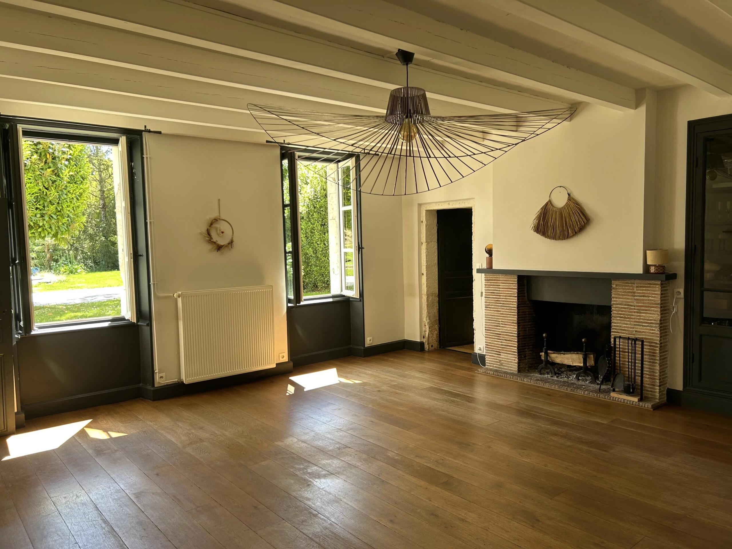 Charming property with guest house, barn, and swimming pool – Strong potential!, Poitou-Charentes – France – BVI85080