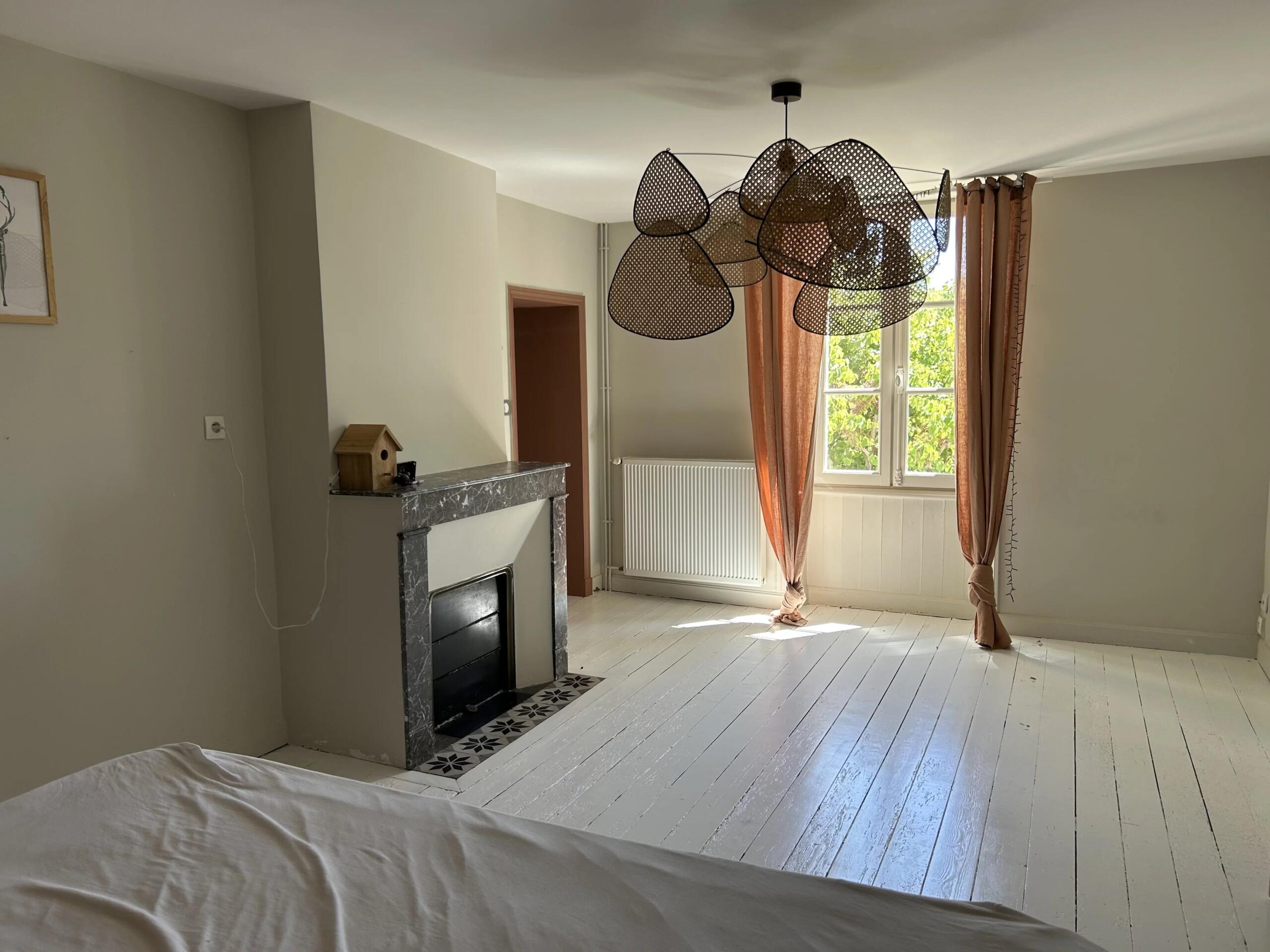 Charming property with guest house, barn, and swimming pool – Strong potential!, Poitou-Charentes – France – BVI85080