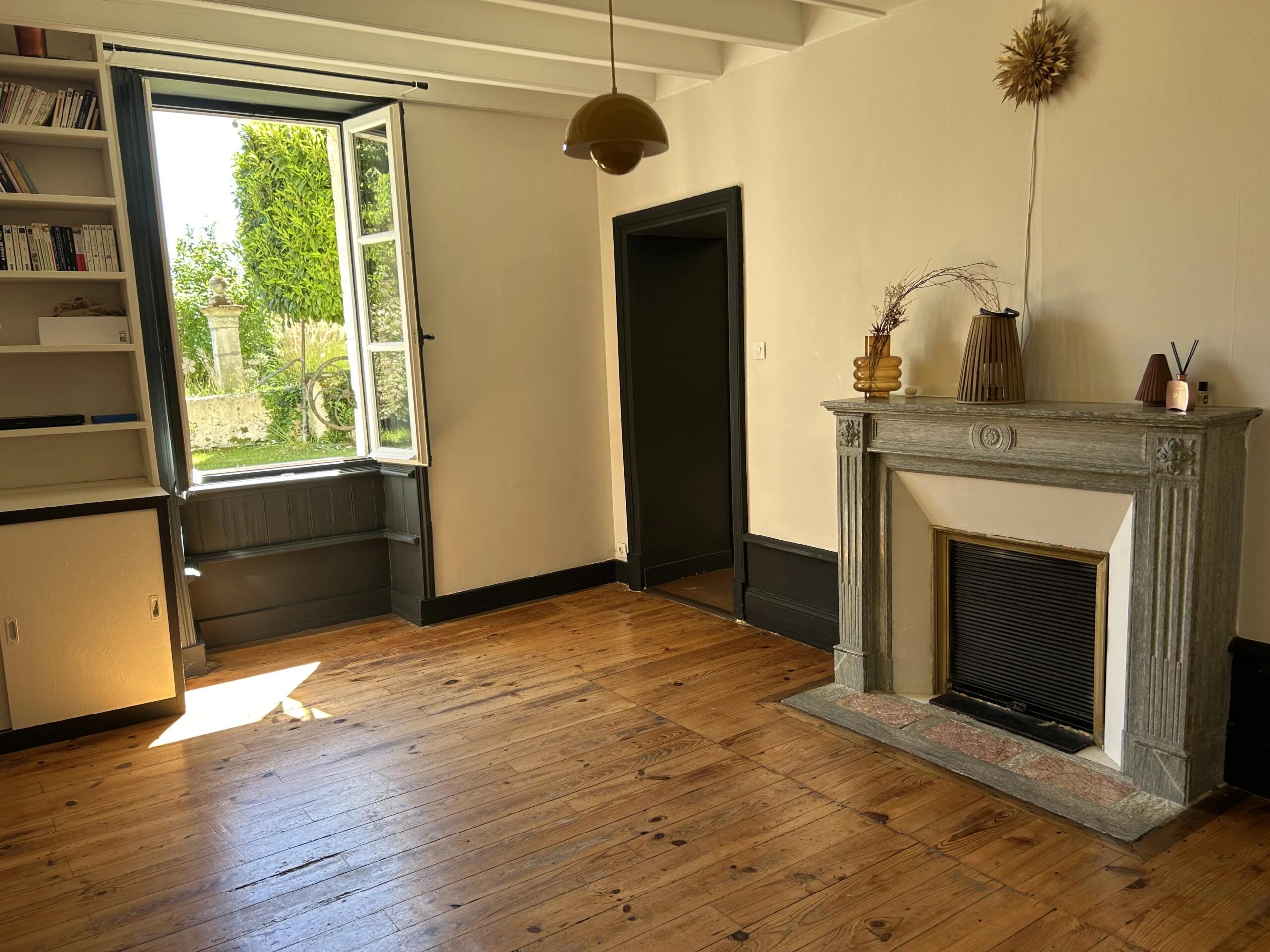 Charming property with guest house, barn, and swimming pool – Strong potential!, Poitou-Charentes – France – BVI85080