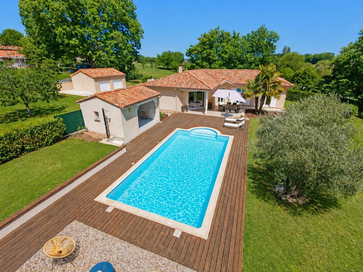 Beautiful Villa with Swimming Pool near Aubeterre-sur-Dronne!, Aquitaine – France – BVI85136