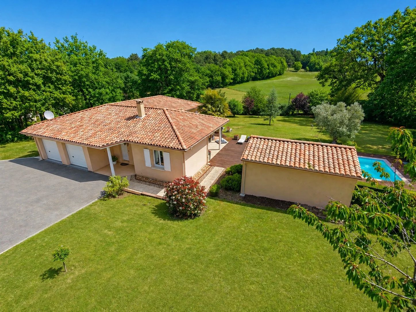 Beautiful Villa with Swimming Pool near Aubeterre-sur-Dronne!, Aquitaine – France – BVI85136