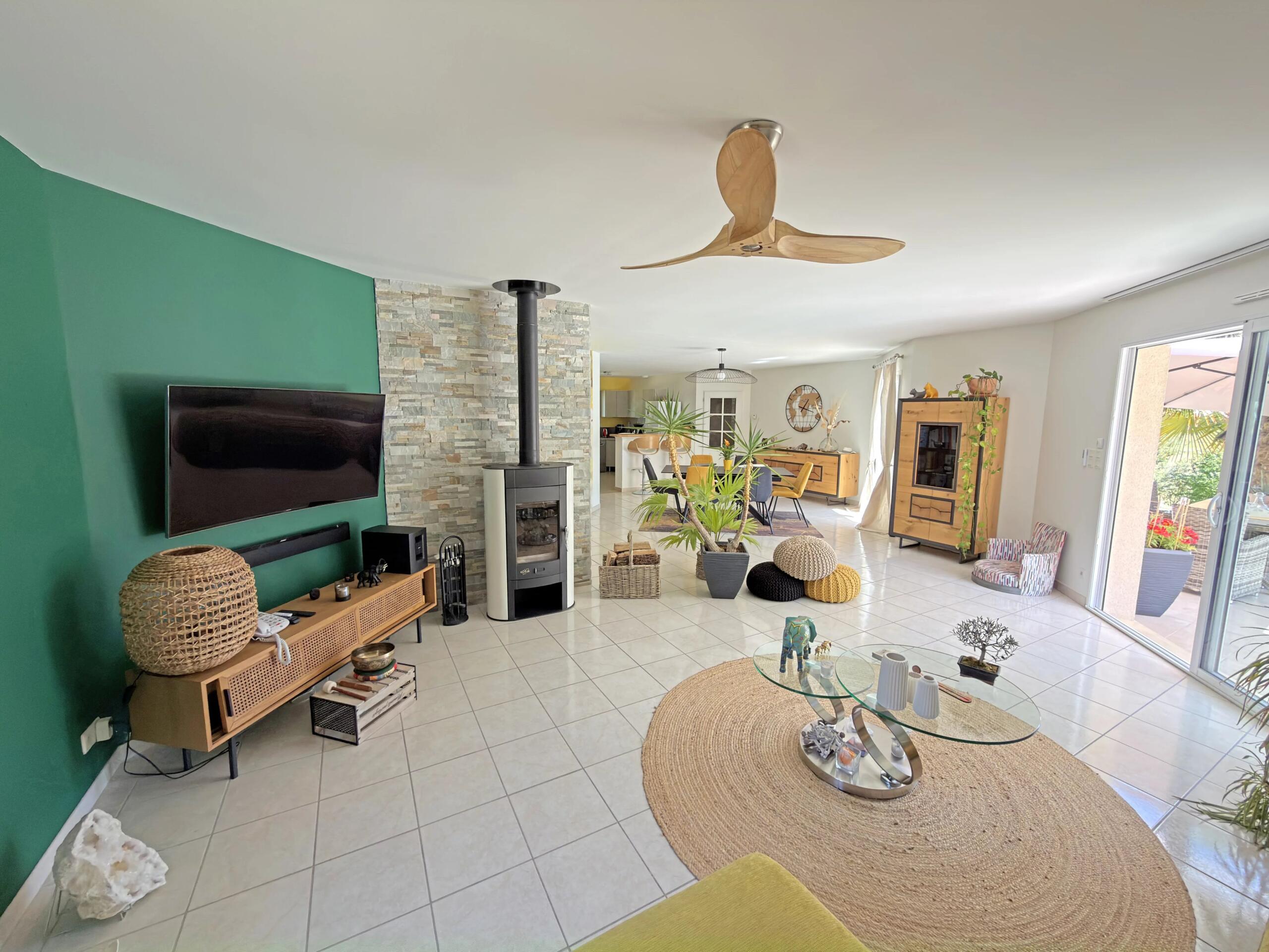 Beautiful Villa with Swimming Pool near Aubeterre-sur-Dronne!, Aquitaine – France – BVI85136