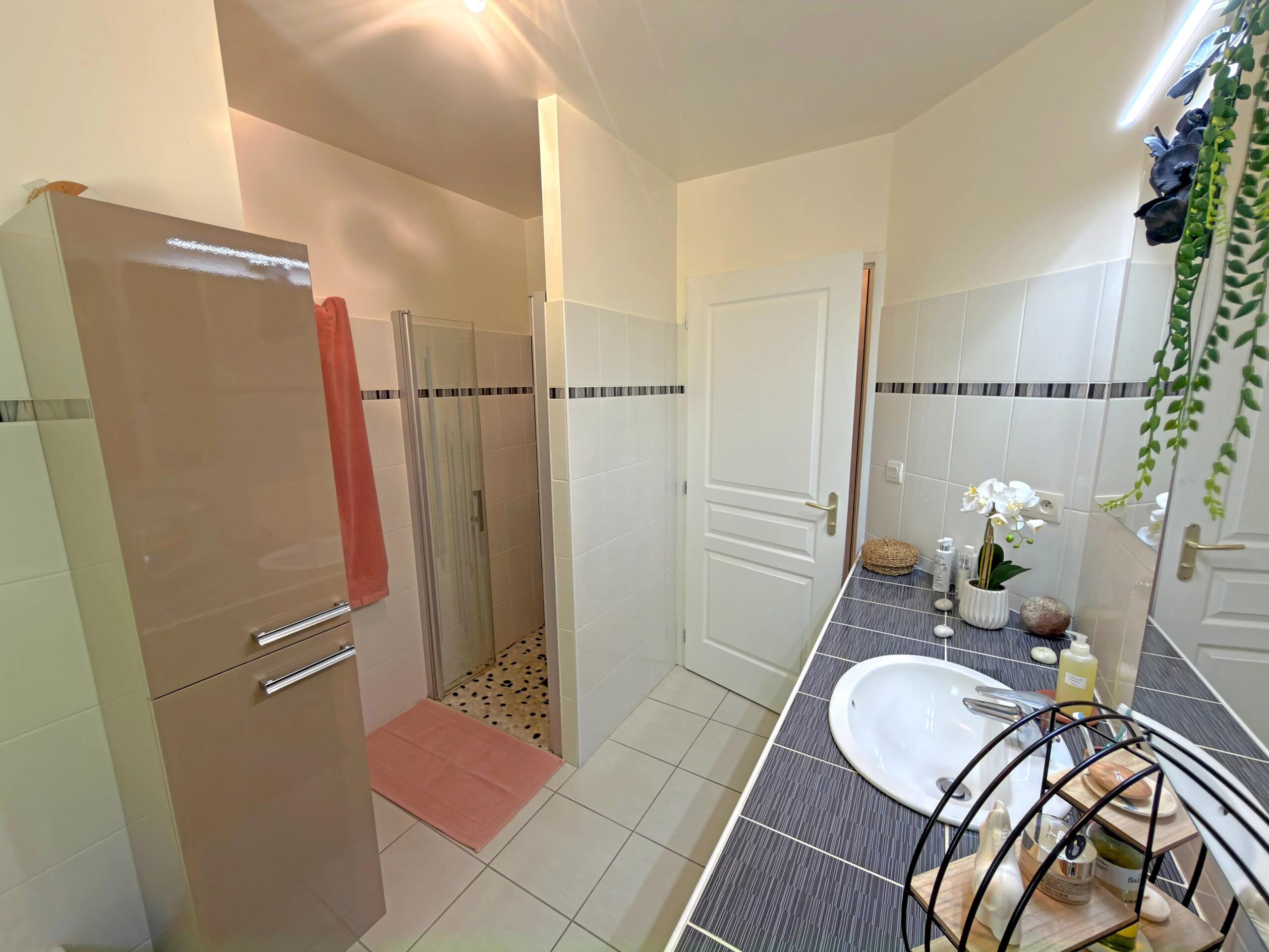 Beautiful Villa with Swimming Pool near Aubeterre-sur-Dronne!, Aquitaine – France – BVI85136
