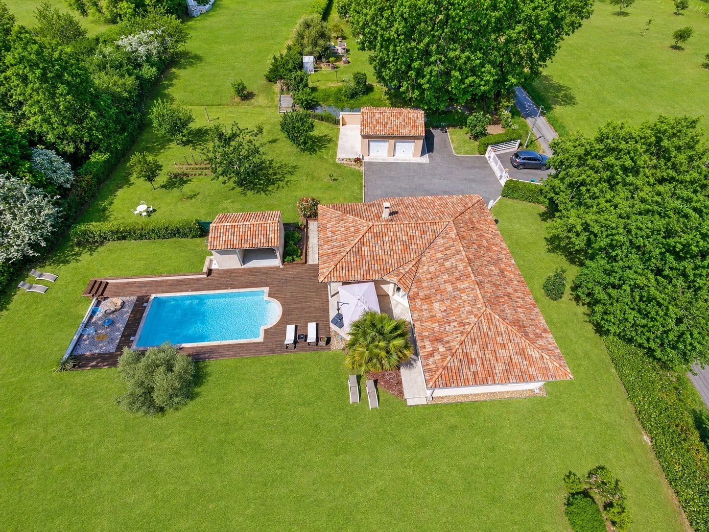 Beautiful Villa with Swimming Pool near Aubeterre-sur-Dronne!, Aquitaine – France – BVI85136