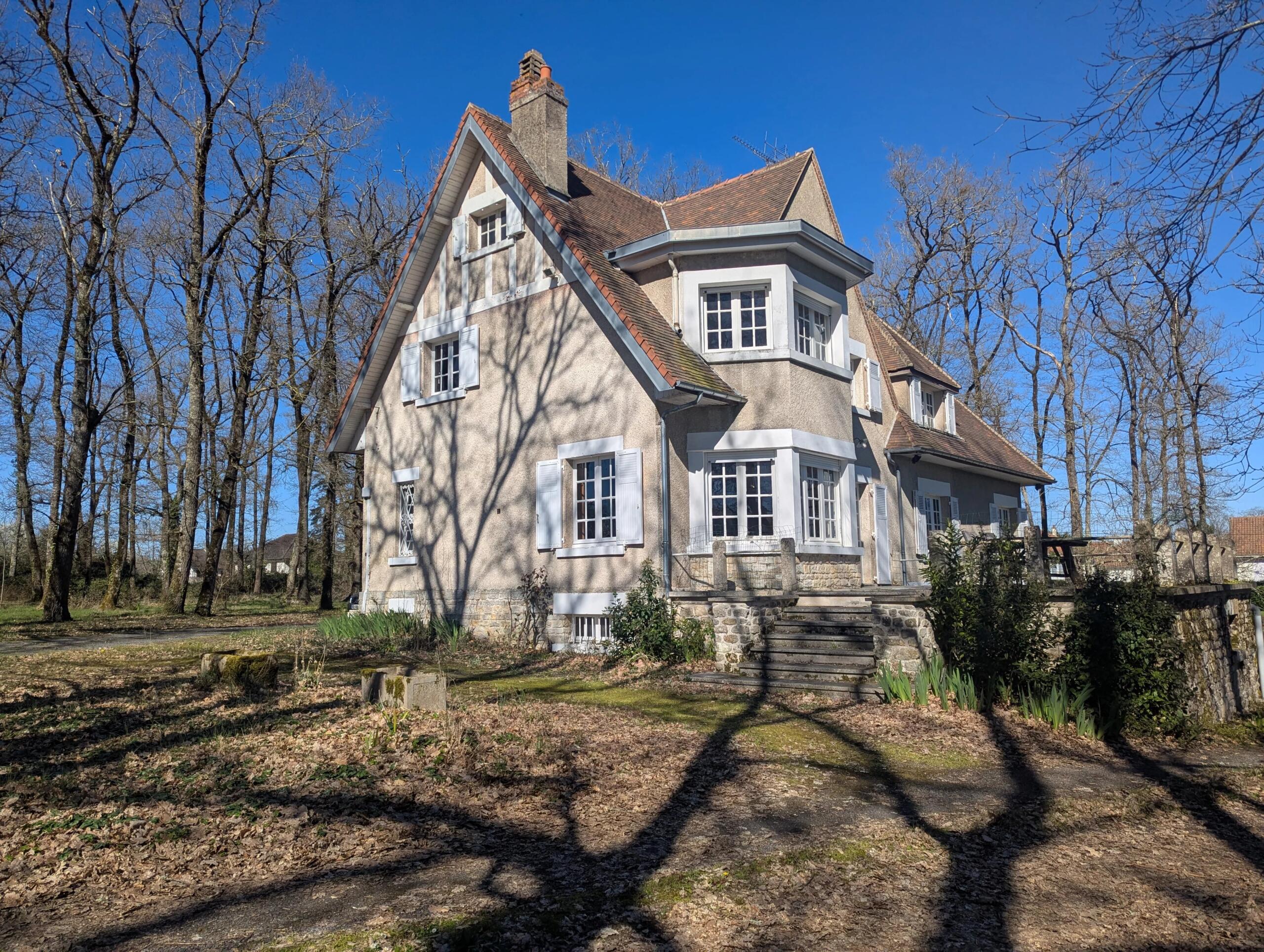 Impressive family residence and gatekeeper’s cottage on 2.2 hectares, Poitou-Charentes – France – BVI84730
