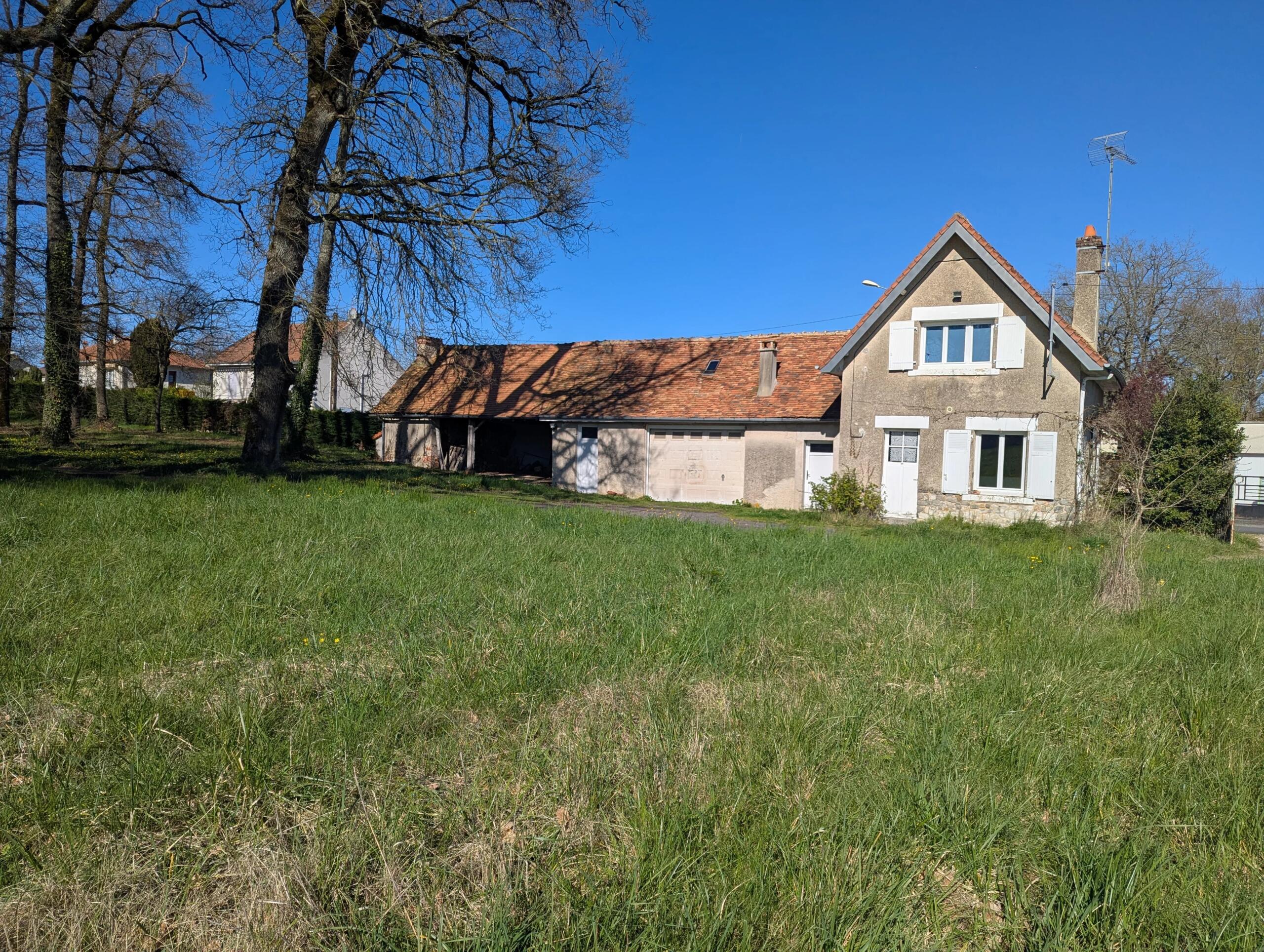 Impressive family residence and gatekeeper’s cottage on 2.2 hectares, Poitou-Charentes – France – BVI84730