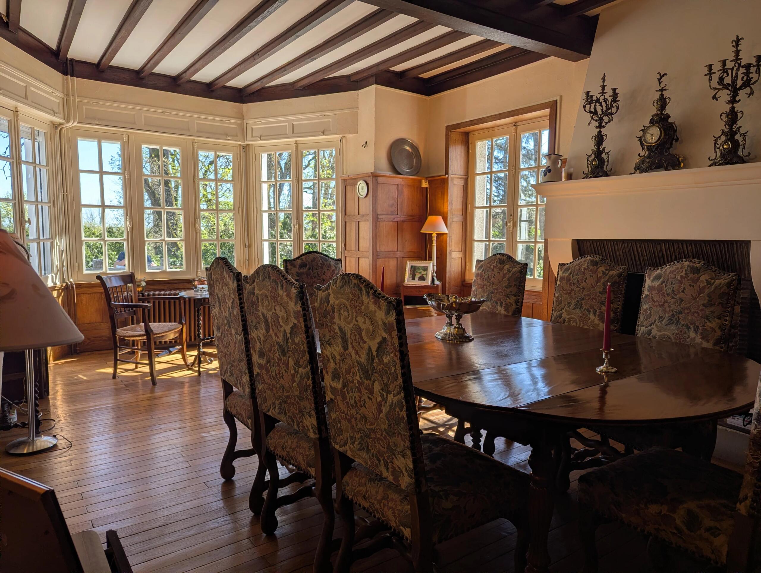 Impressive family residence and gatekeeper’s cottage on 2.2 hectares, Poitou-Charentes – France – BVI84730