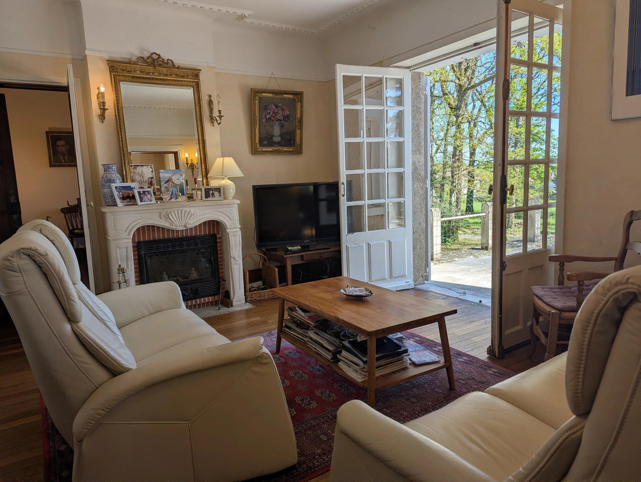 Impressive family residence and gatekeeper’s cottage on 2.2 hectares, Poitou-Charentes – France – BVI84730