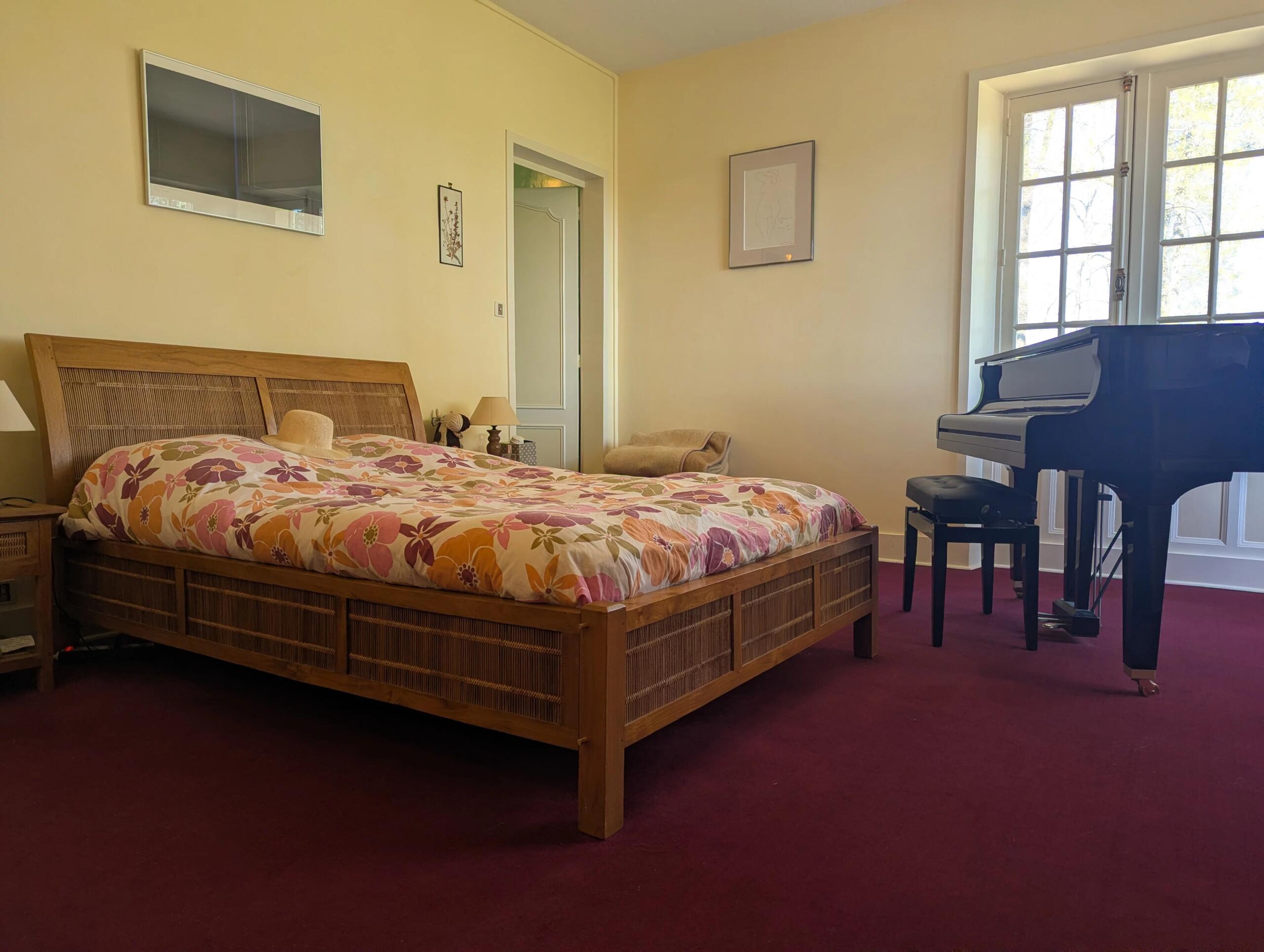 Impressive family residence and gatekeeper’s cottage on 2.2 hectares, Poitou-Charentes – France – BVI84730