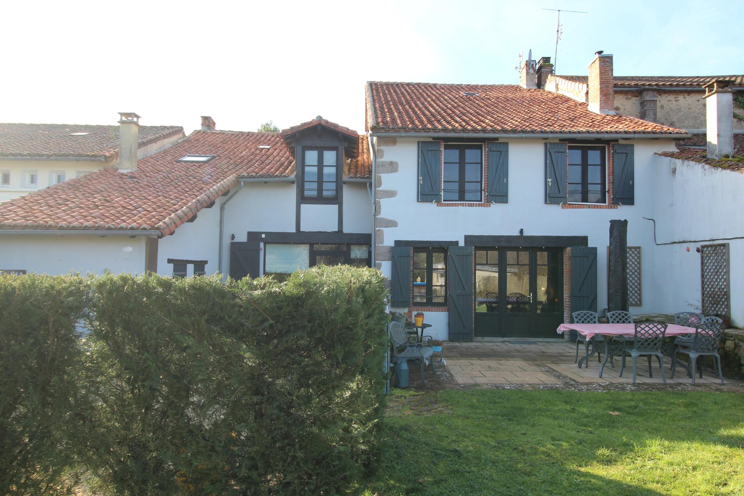 3-bed, 3-bath village house with 1-bed guest annex, garden, garage and pool, Poitou-Charentes – France – BVI84053