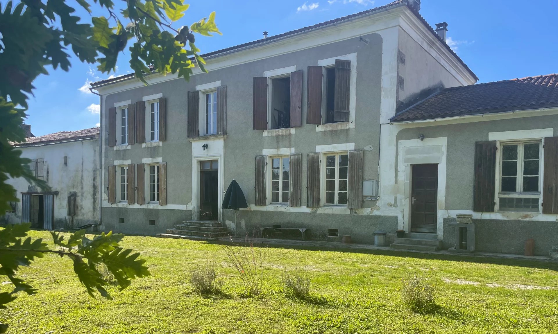 Elegant Manor House close to Cognac, Poitou-Charentes – France – BVI83044