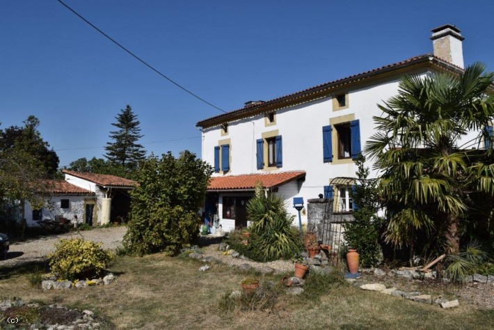 4 bedroom House in Mansle, France – r5886