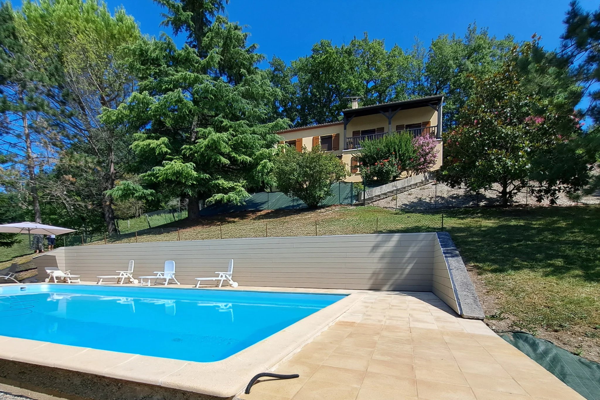Exceptional panoramic views – property in immaculate presented with swimming pool near Penne-d’Agenais, Aquitaine – France – BVI85106