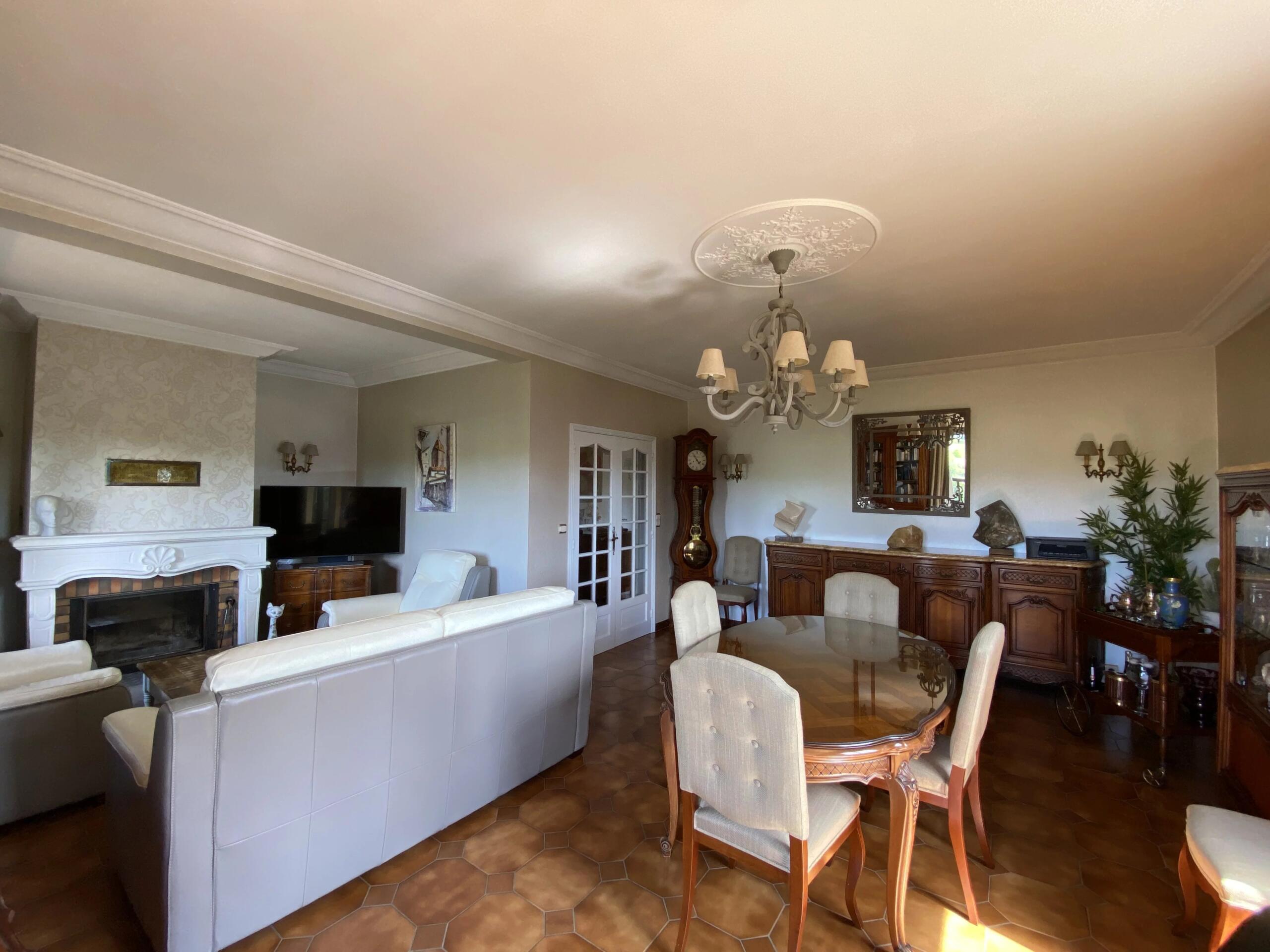 Exceptional panoramic views – property in immaculate presented with swimming pool near Penne-d’Agenais, Aquitaine – France – BVI85106