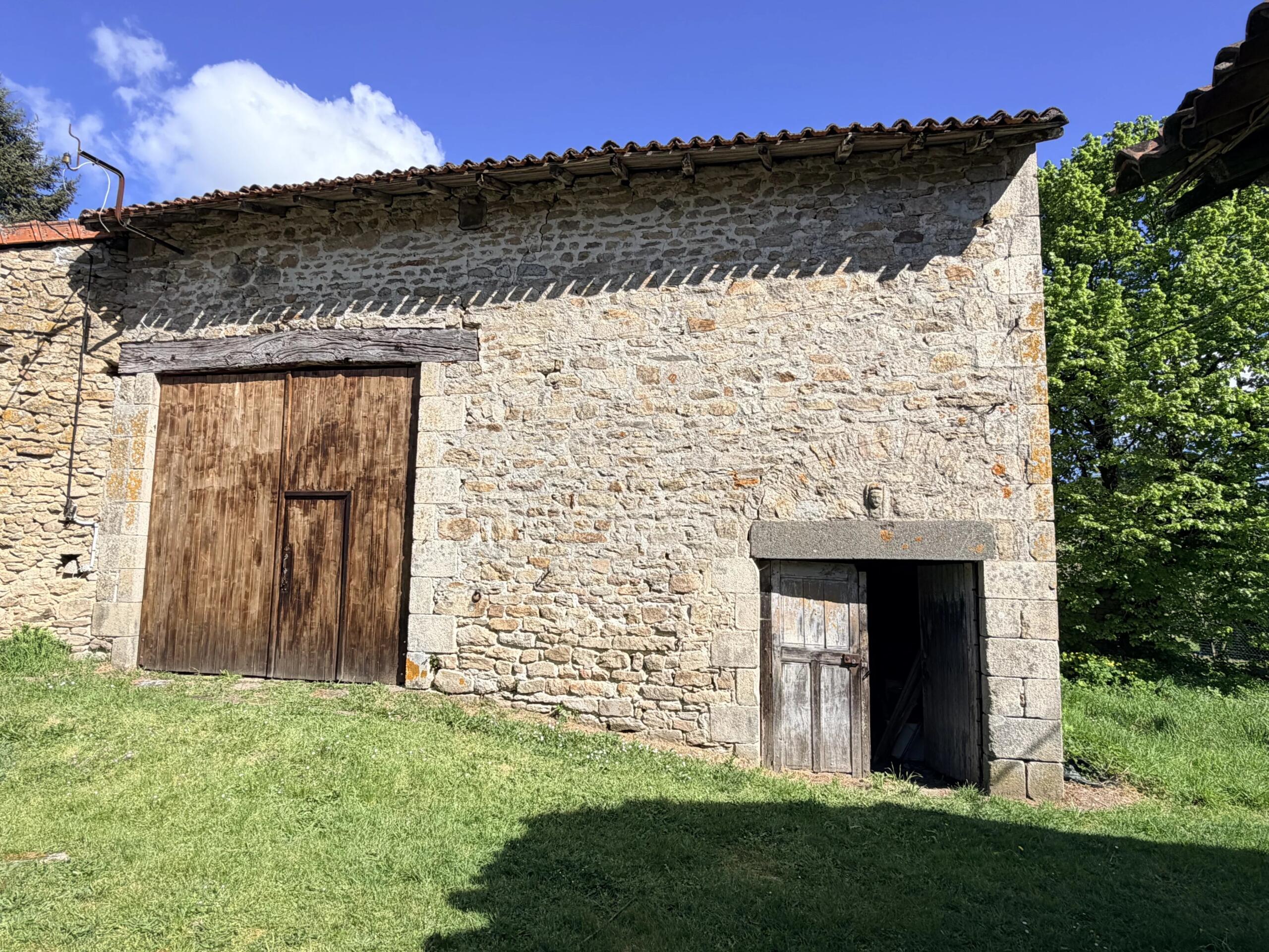 Village barn for renovation with over 10,000m2 of land, Limousin – France – BVI85449