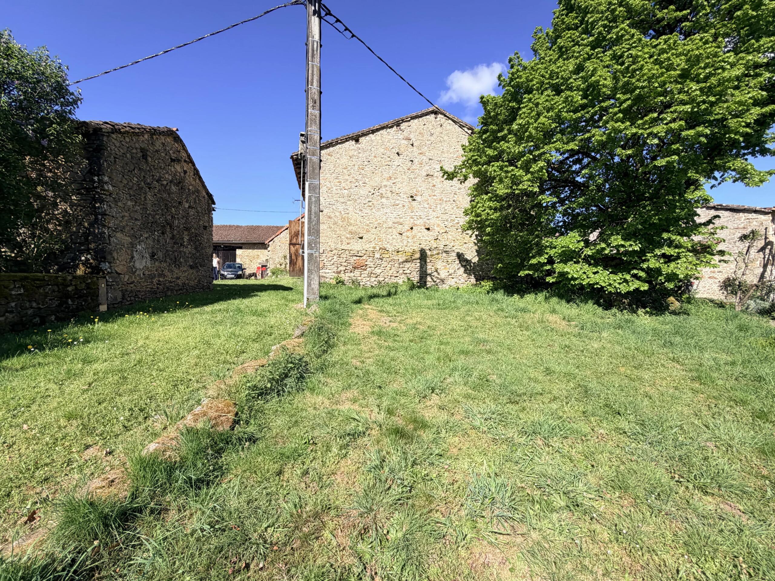 Village barn for renovation with over 10,000m2 of land, Limousin – France – BVI85449