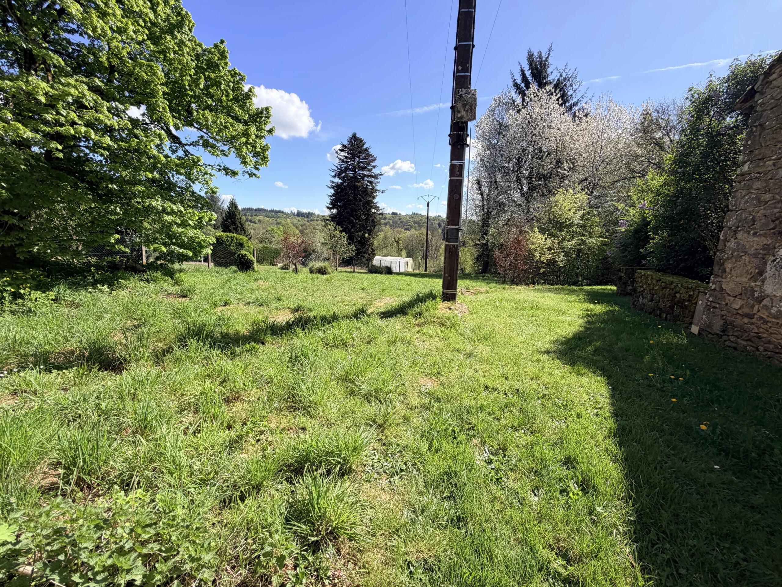 Village barn for renovation with over 10,000m2 of land, Limousin – France – BVI85449