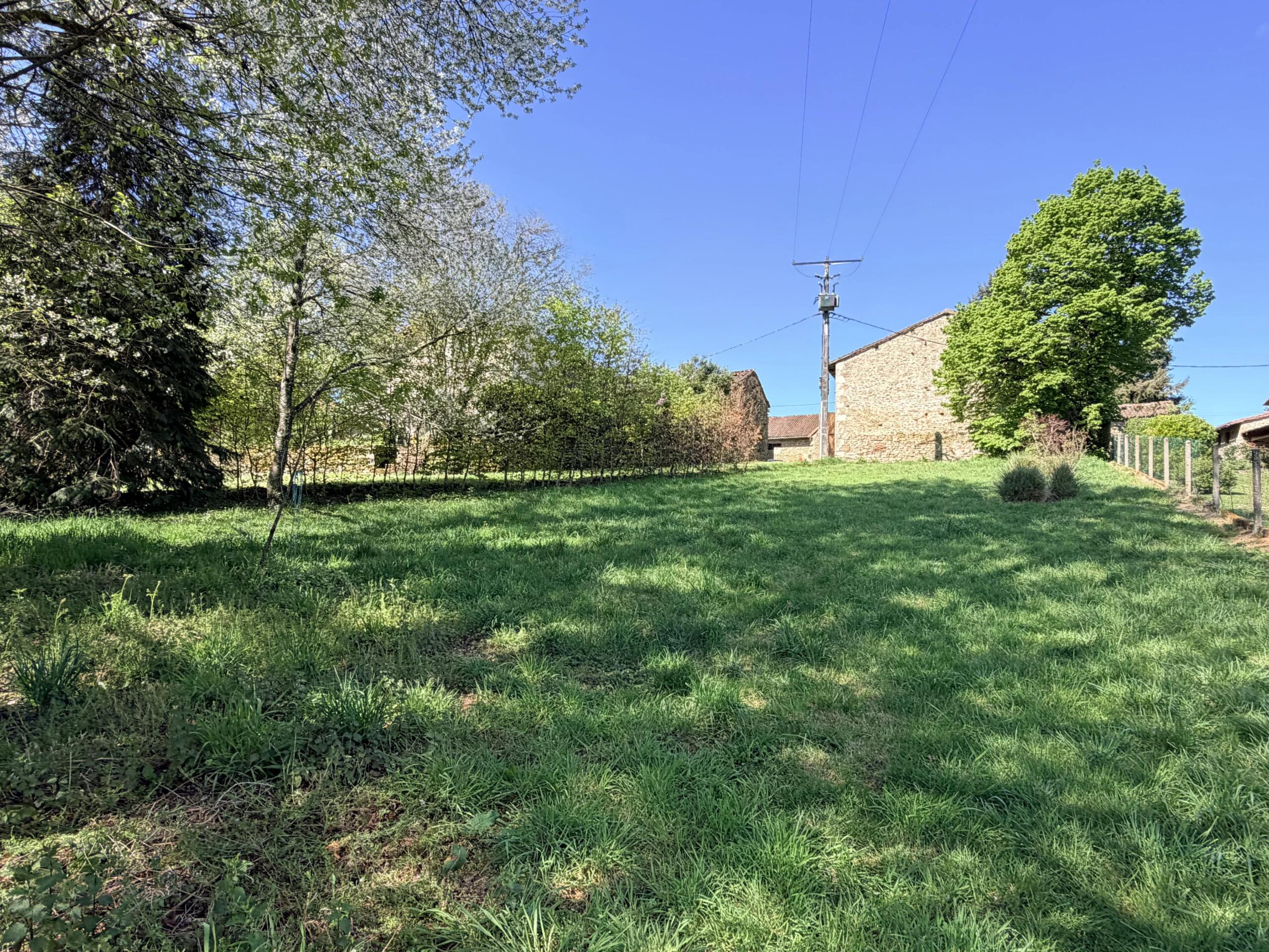 Village barn for renovation with over 10,000m2 of land, Limousin – France – BVI85449