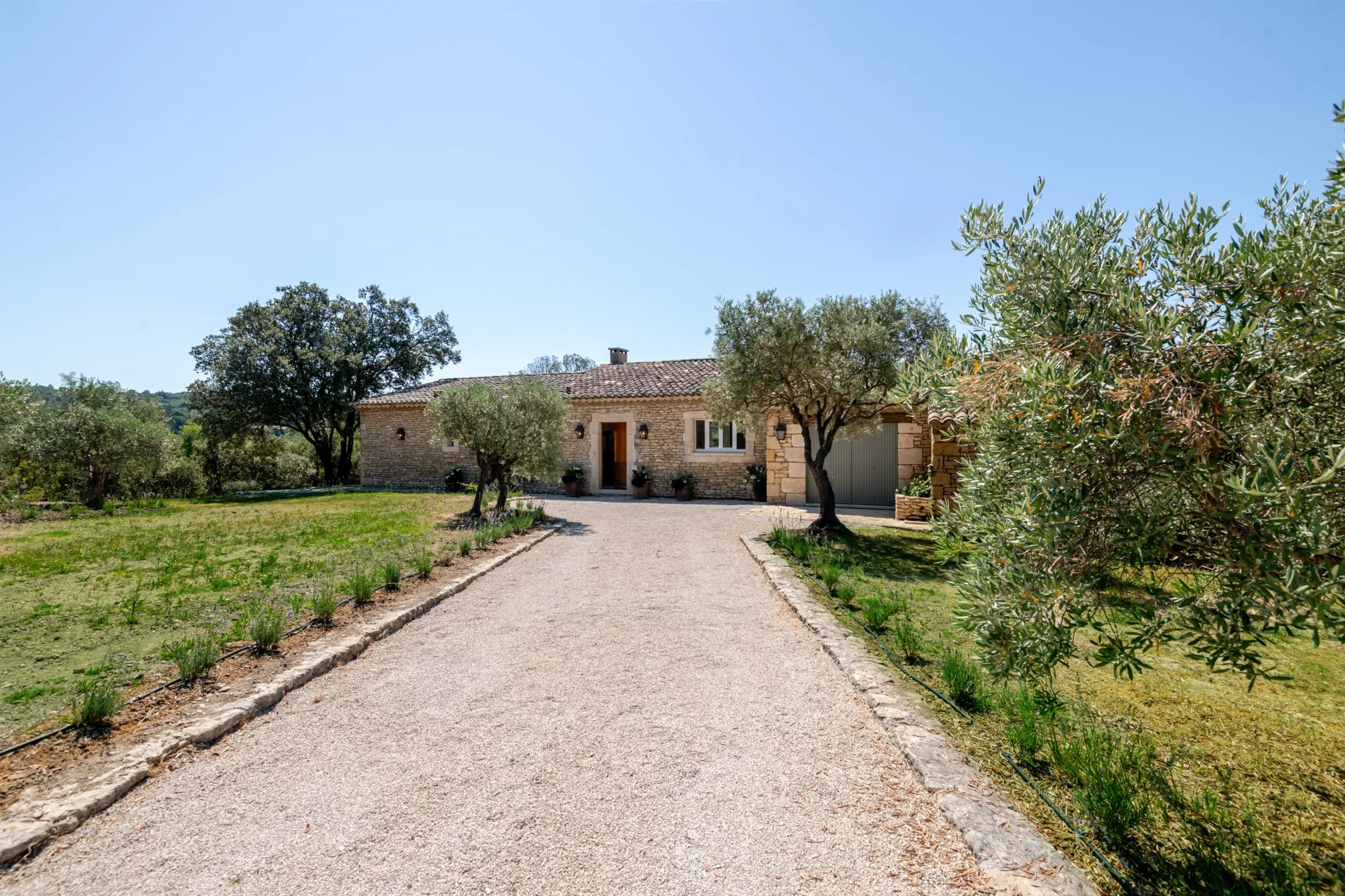 Magnificent traditional Provencial stone house in Gordes, Provence-Alpes-Côte d’Azur – France – BVI83720