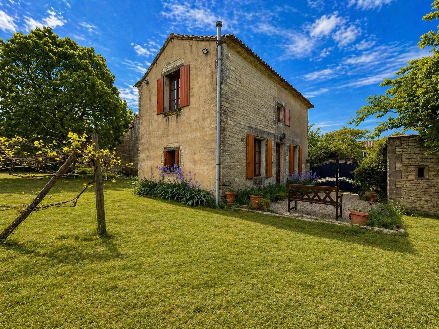 Character property with barn and development potential, close to Saint-Amant-de-Boixe and Angoulême, Poitou-Charentes – France – BVI85496