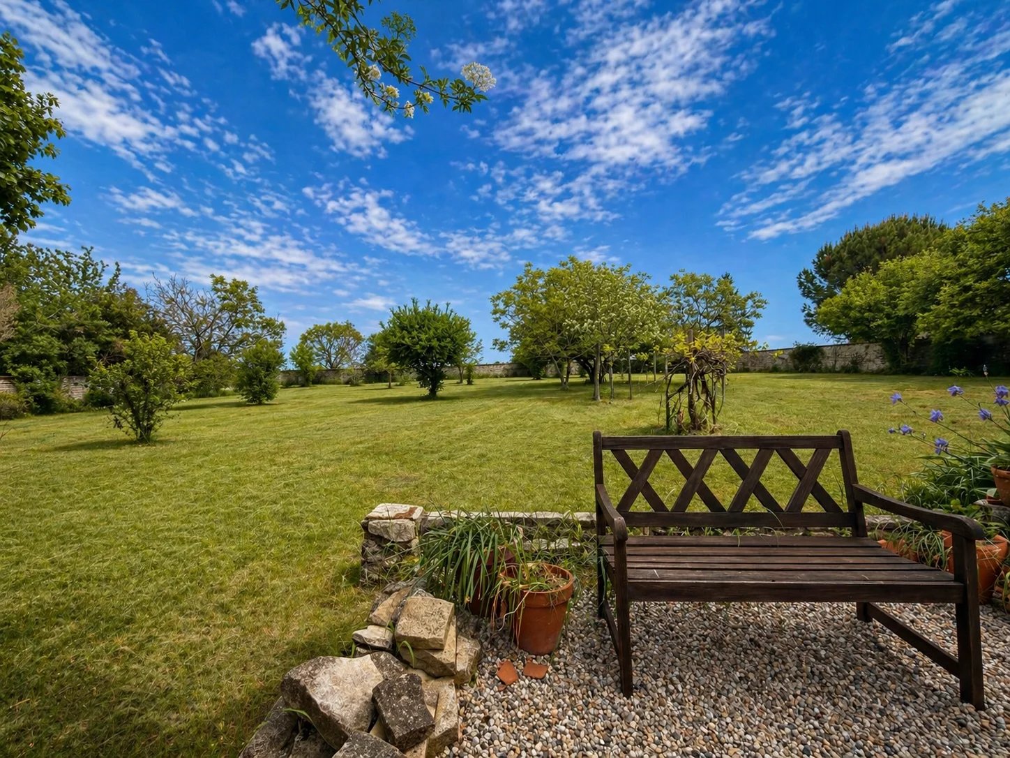 Character property with barn and development potential, close to Saint-Amant-de-Boixe and Angoulême, Poitou-Charentes – France – BVI85496