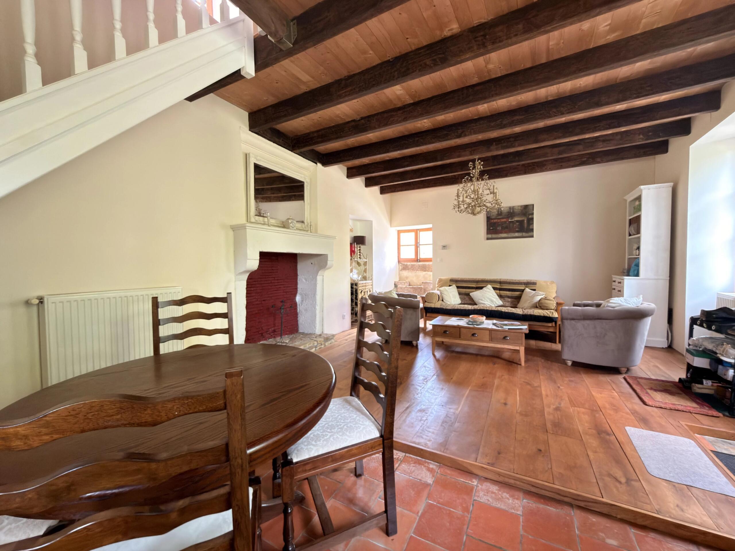 Character property with barn and development potential, close to Saint-Amant-de-Boixe and Angoulême, Poitou-Charentes – France – BVI85496