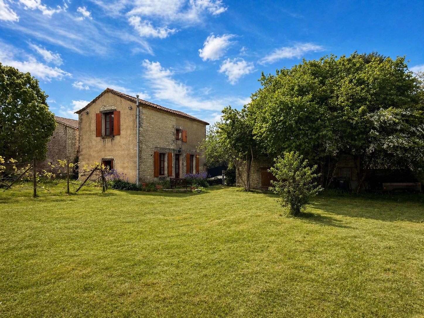 Character property with barn and development potential, close to Saint-Amant-de-Boixe and Angoulême, Poitou-Charentes – France – BVI85496