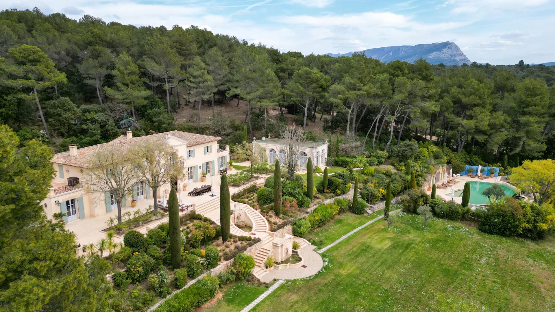 Luxury property at Les Pinchinats – Aix-en-Provence, Provence-Alpes-Côte d’Azur – France – BVI78155