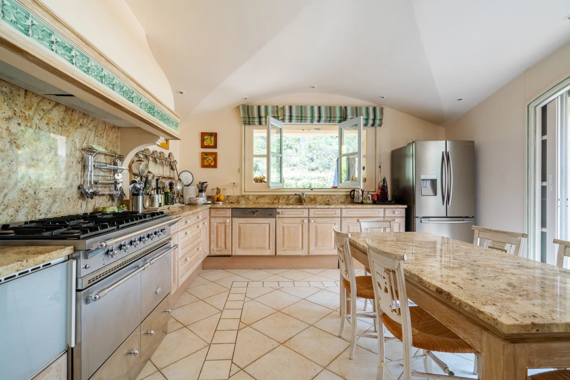 Luxury property at Les Pinchinats – Aix-en-Provence, Provence-Alpes-Côte d’Azur – France – BVI78155