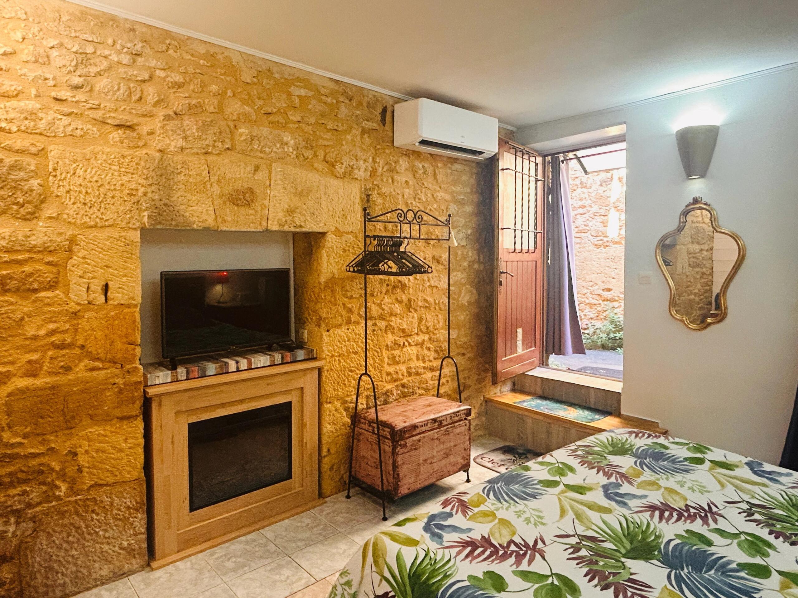 Sarlat-la-Canéda 3 bed stone house with terrace just steps from the historic centre, Aquitaine – France – BVI85387