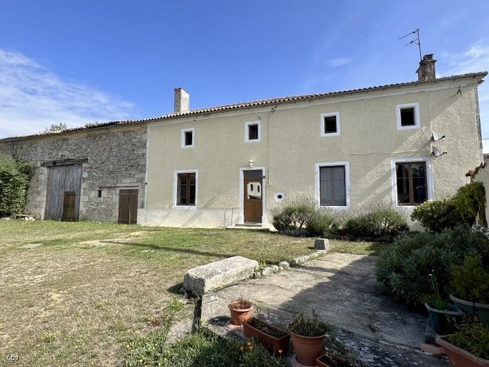 7 bedroom maison de village in Pioussay, Deux-Sèvres, France