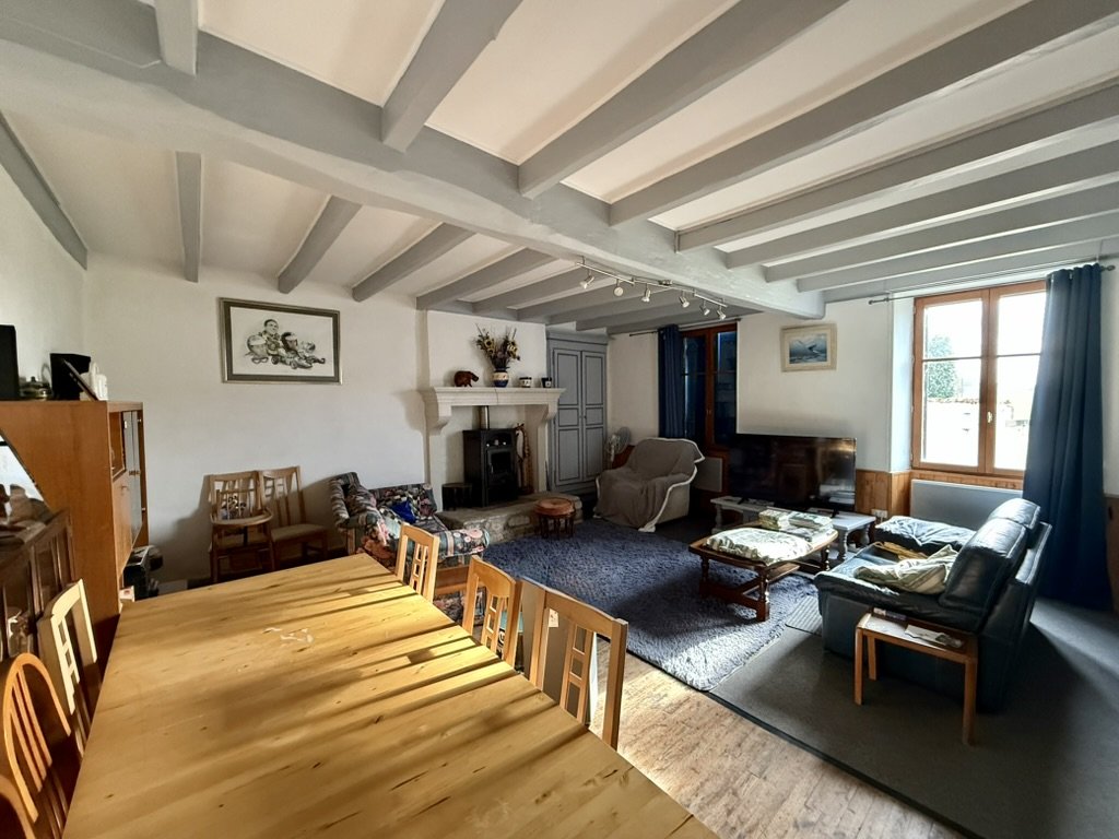 7 bedroom maison de village in Pioussay, Deux-Sèvres, France