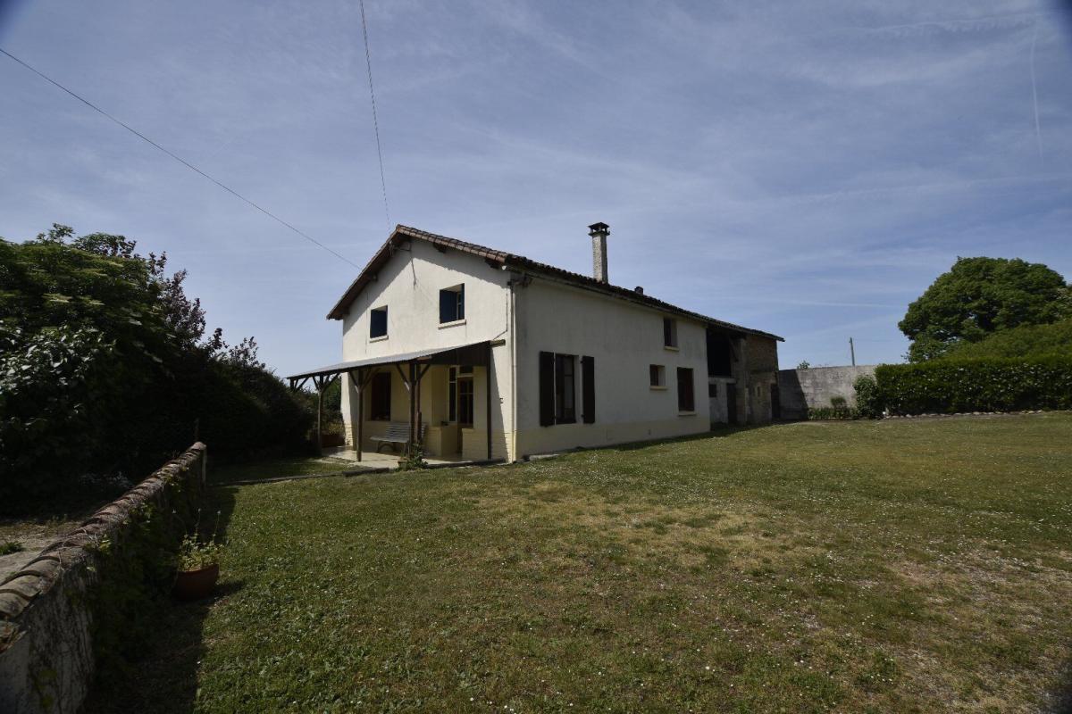 7 bedroom maison de village in Pioussay, Deux-Sèvres, France