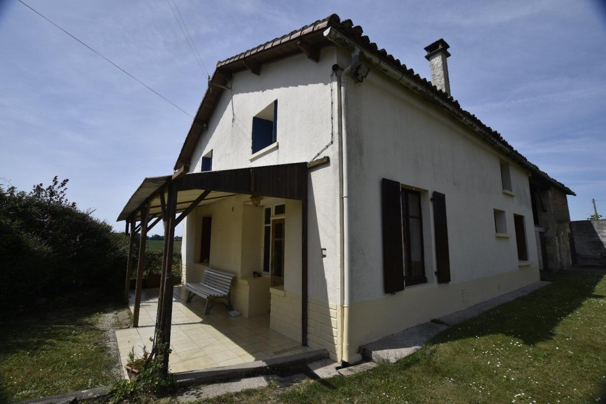 7 bedroom maison de village in Pioussay, Deux-Sèvres, France