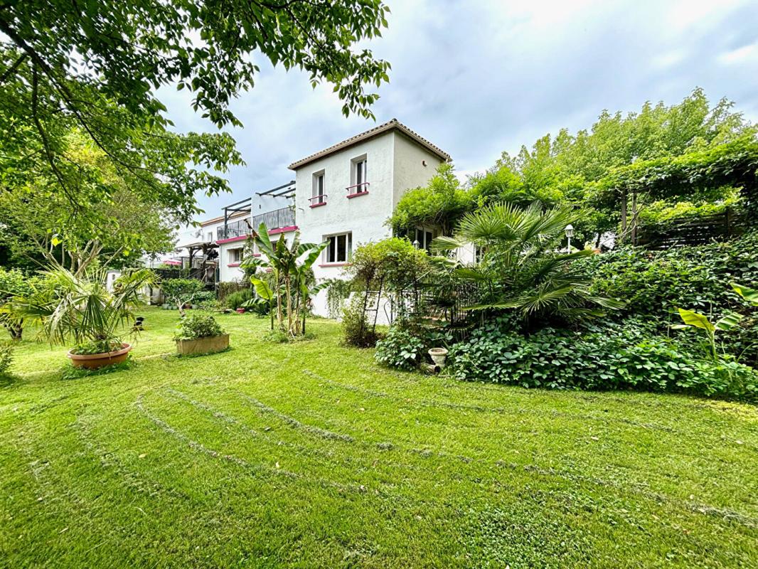 11 bedroom locaux/biens immobiliers in Montcuq En Quercy Blanc, Lot, France