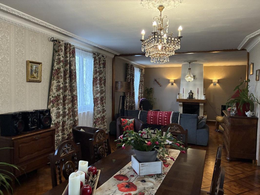 6 bedroom maison situee en campagne in Montredon, Lot, France