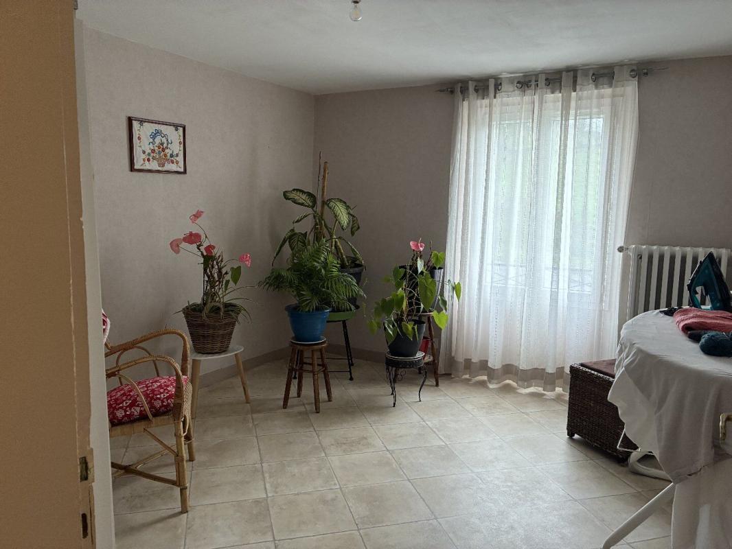 6 bedroom maison situee en campagne in Montredon, Lot, France