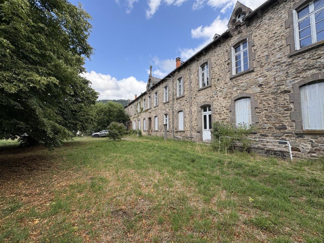 14 bedroom propriete in Condat, Cantal, France