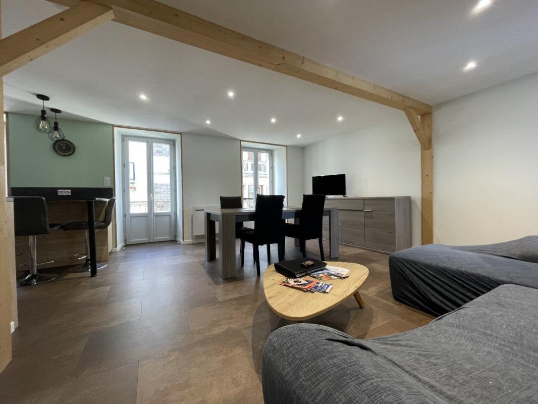 3 bedroom t6 et plus in Vic Sur Cere, Cantal, France